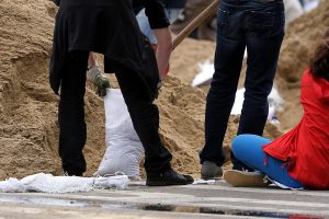 Hochwasser-Helfer beim Befüllen von Sandsäcken (Archiv)