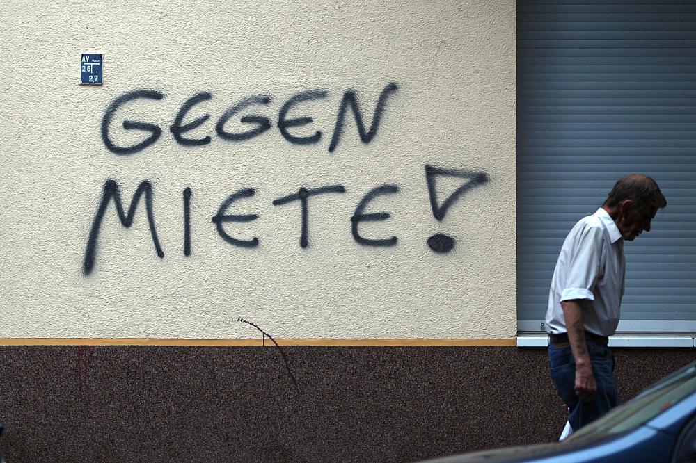 "Gegen Miete"-Graffiti an einer Hauswand in Berlin-Neukölln (Archiv)