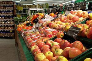 Obsttheke in einem Supermarkt (Archiv)