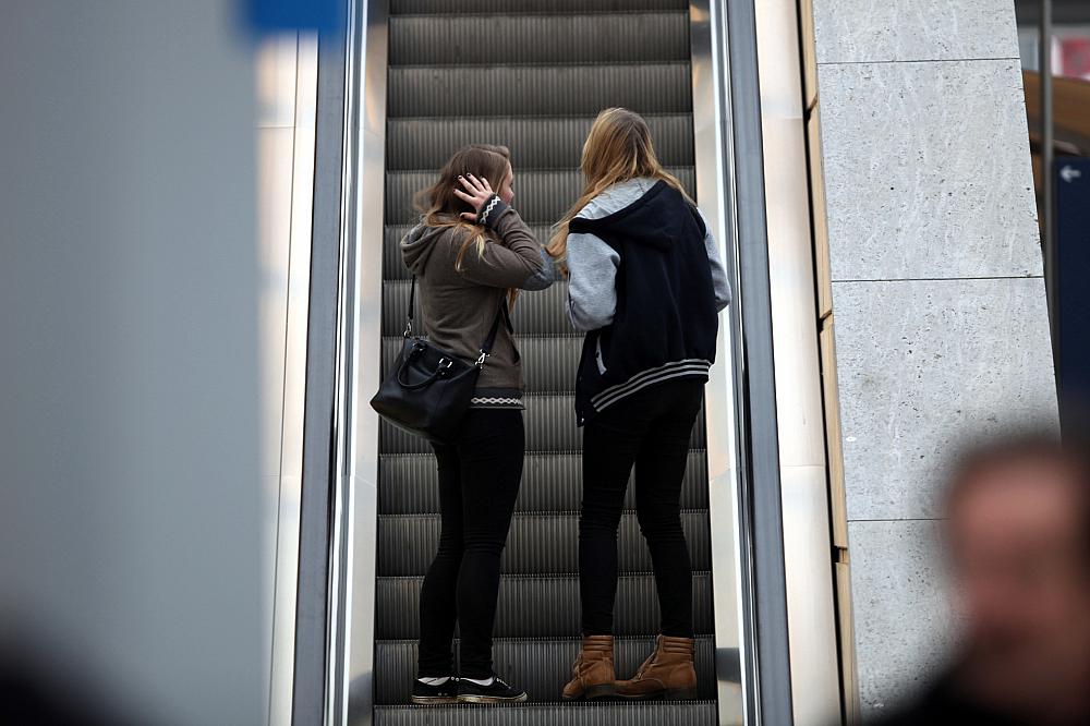 Junge Mädchen auf einer Rolltreppe (Archiv)