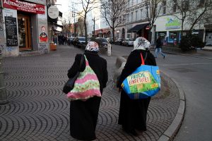 Zwei Frauen mit Kopftuch in Berlin-Kreuzberg (Archiv)