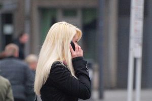 Blonde Frau mit Telefon (Archiv)