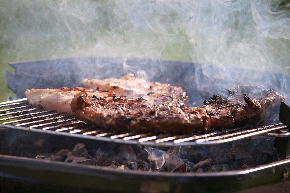 Steak auf einem Grill (Archiv)