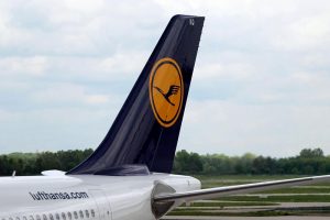 Lufthansa-Maschine am Flughafen