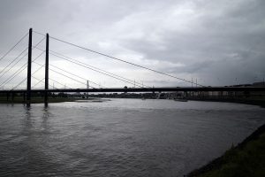 Rheinkniebrücke am Rhein bei Düsseldorf