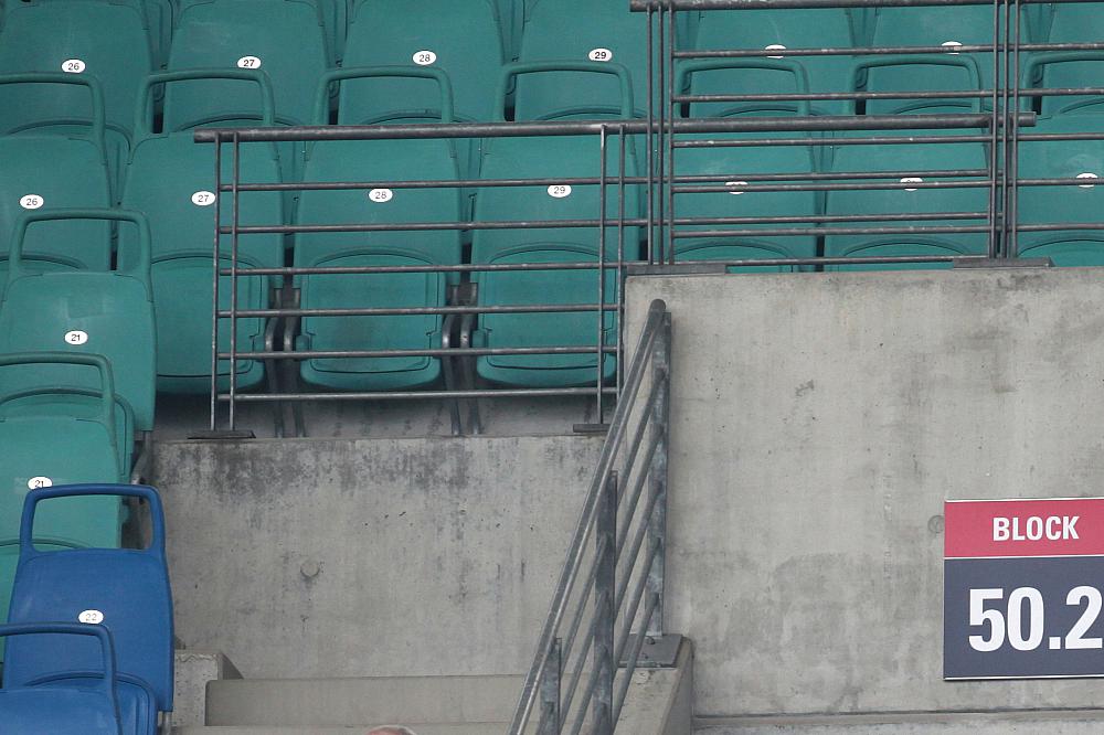 Leere Sitzplätze in einem Stadion (Archiv)