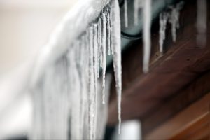 Eiszapfen an einer Regenrinne (Archiv)