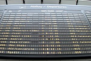 Ankunfts- und Abflugstafel an einem Flughafen (Archiv)