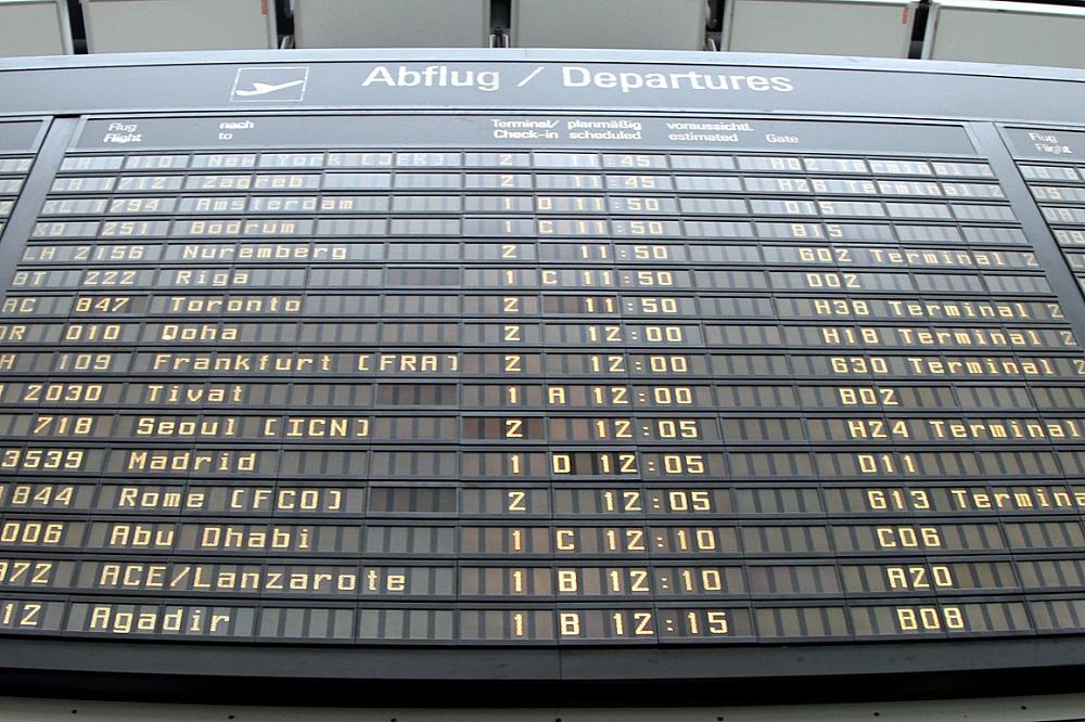 Ankunfts- und Abflugstafel an einem Flughafen (Archiv)