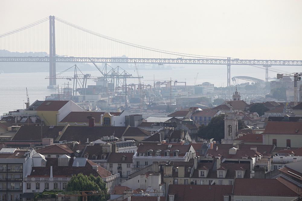 Altstadt von Lissabon mit Hafen und Brücke