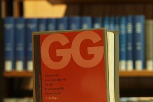 Ausgabe des Grundgesetzes in einer Bibliothek (Archiv)