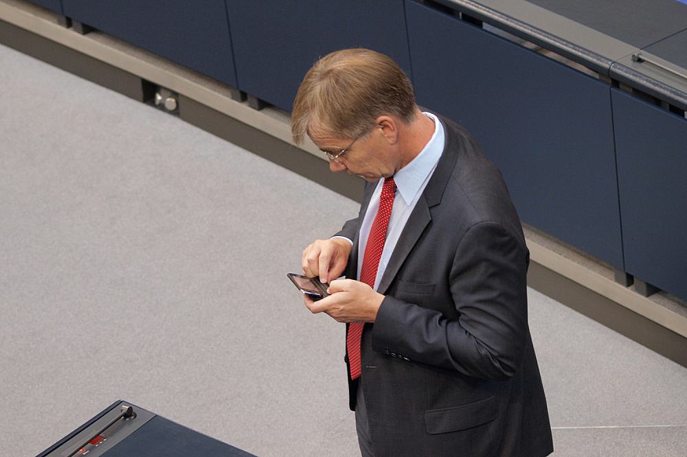 Dietmar Bartsch bei der Nutzung eines Handys