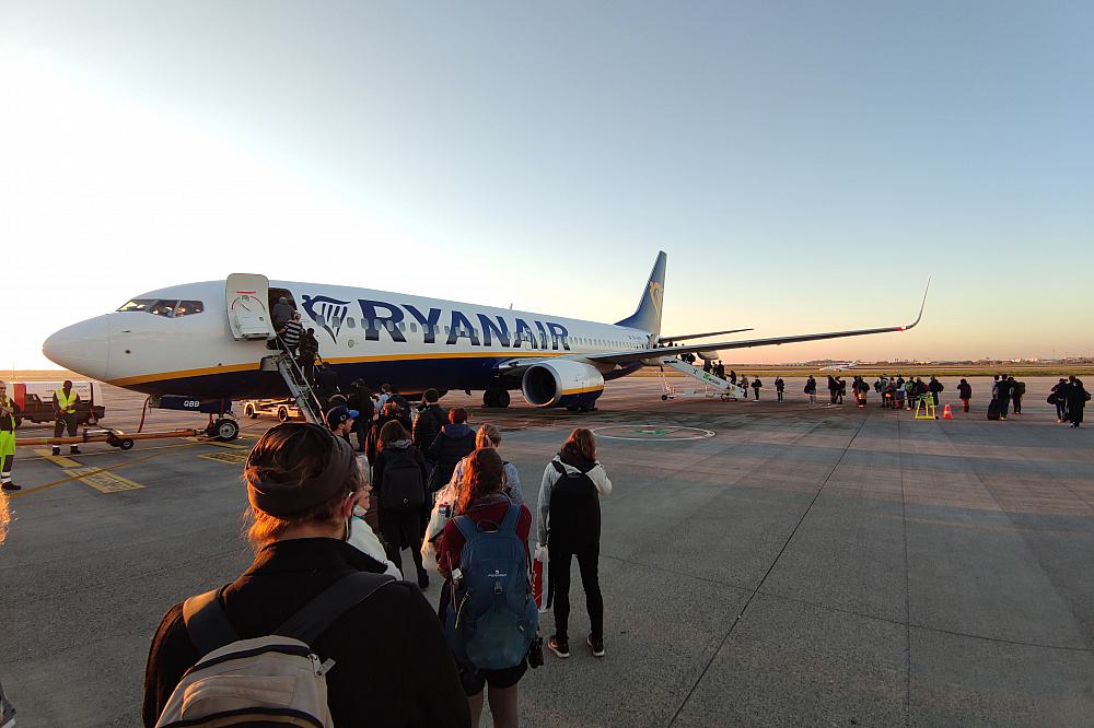 Passagiere laufen über das Rollfeld zu einem Ryanair-Flugzeug (Archiv)