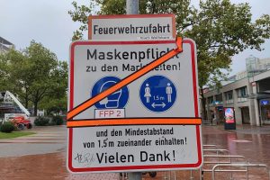 Abgeschaffte Maskenpflicht und Abstandsregeln in einer Fußgängerzone (Archiv)