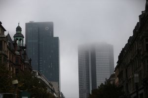 Frankfurter Bankentürme im Nebel (Archiv)