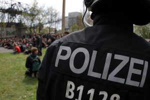 Polizei mit linken Gegendemonstranten