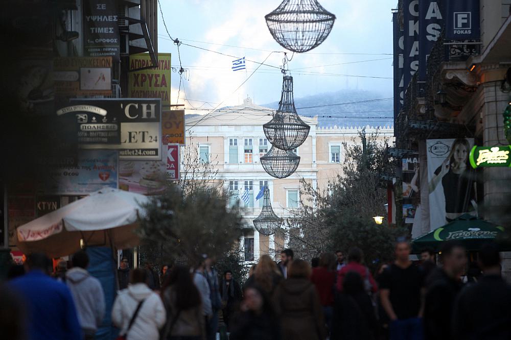 Einkaufsstraße in Athen mit Griechischem Parlament (Archiv)