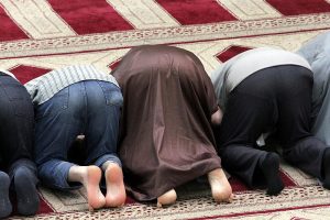 Gläubige Muslime beim Gebet in einer Moschee (Archiv)