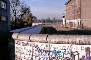 Berliner Mauer mit Todesstreifen (Archiv)