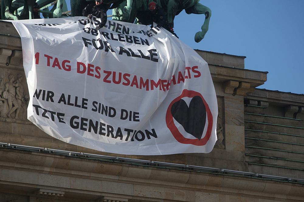 "Letzte Generation" am 09.11.2022 auf dem Brandenburger Tor
