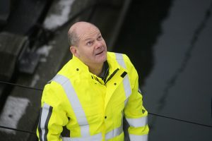 Olaf Scholz guckt nach oben