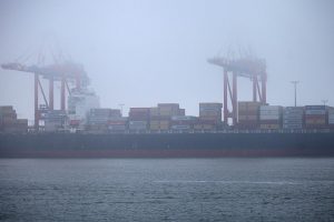 Containerschiff in Wilhelmshaven