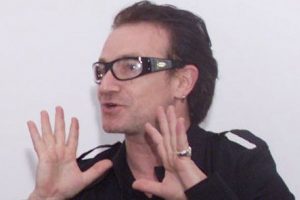 Ist er`s oder ist er`s nicht? Das ist Bono.