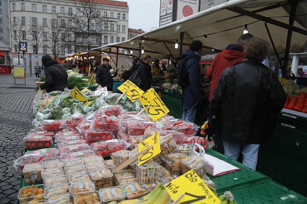 Obst und Gemüse auf einem Marktstand (Archiv)