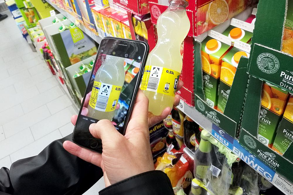 Kunde mit Smartphone im Supermarkt (Archiv)