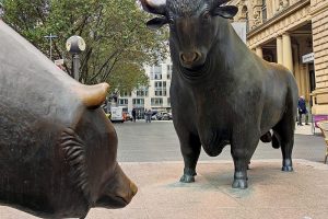 Bulle und Bär auf dem Börsenplatz in Frankfurt am Main