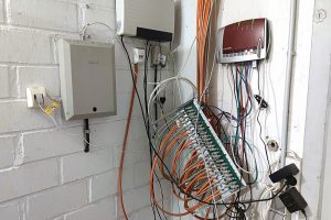 Netzwerk-Kabel in einem Hausanschlussraum (Archiv)