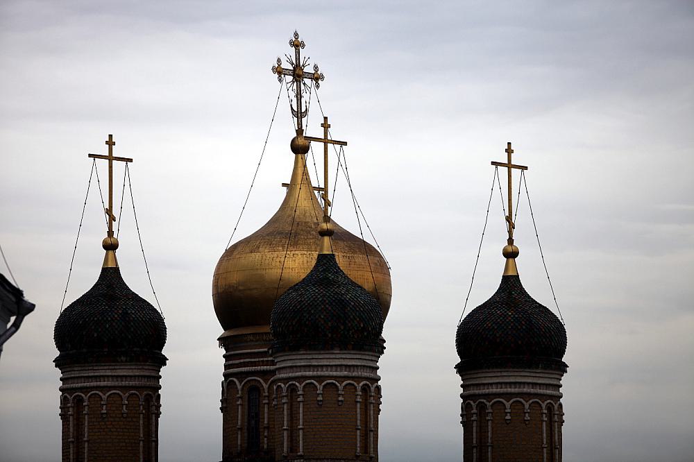 Türme einer russisch-orthodoxen Kirche