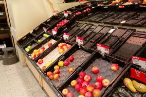 Fast ausverkauftes Obst im Supermarkt