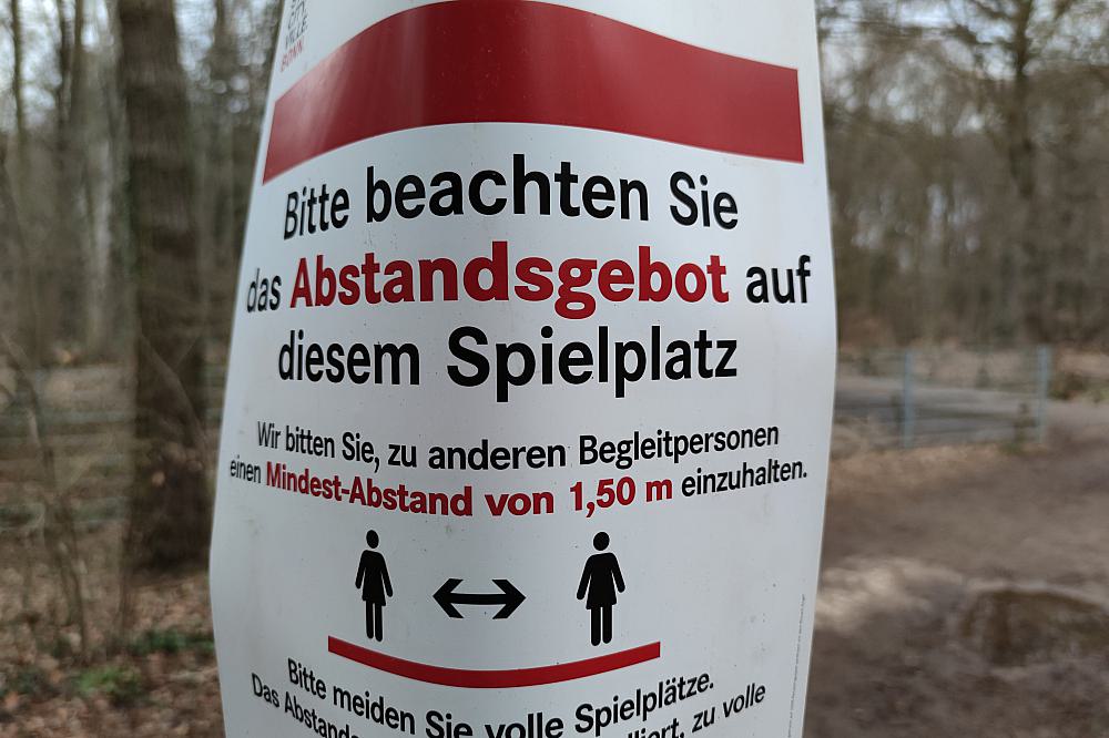 Hinweis auf Abstandsgebot auf Spielplatz (Archiv)