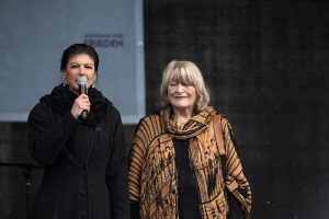 Sahra Wagenknecht und Alice Schwarzer auf Demo am 25.02.2023