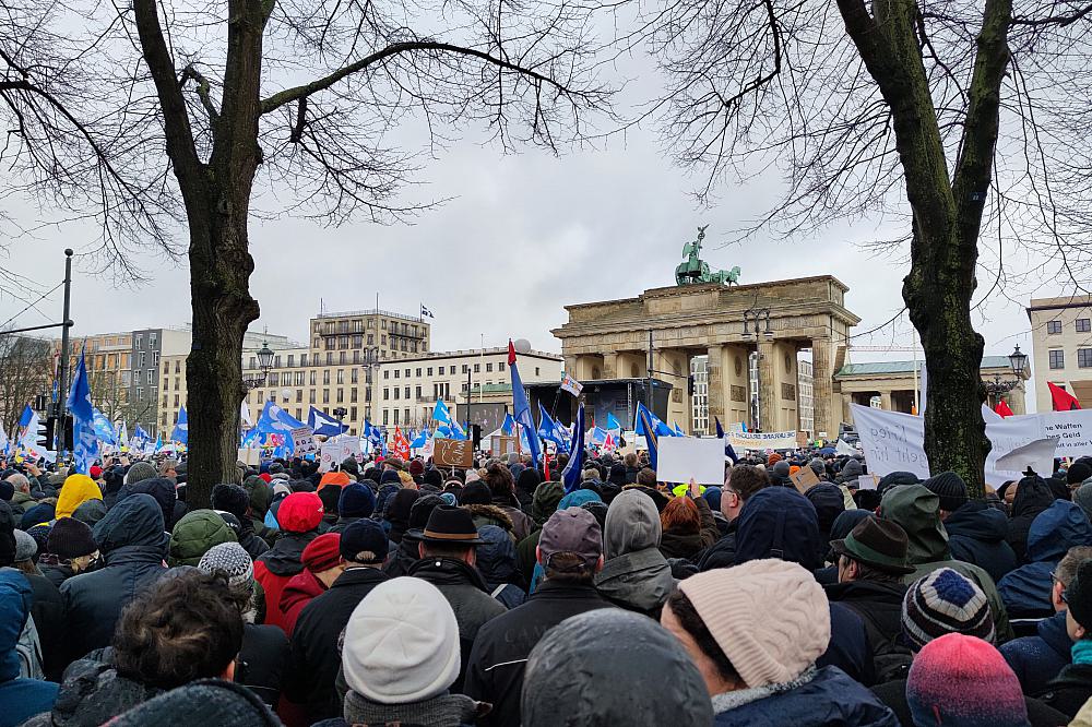 Demo gegen Waffenlieferungen im Februar 2023 in Berlin