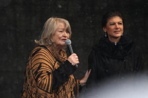 Alice Schwarzer und Sahra Wagenknecht auf Demo am 25.02.2023