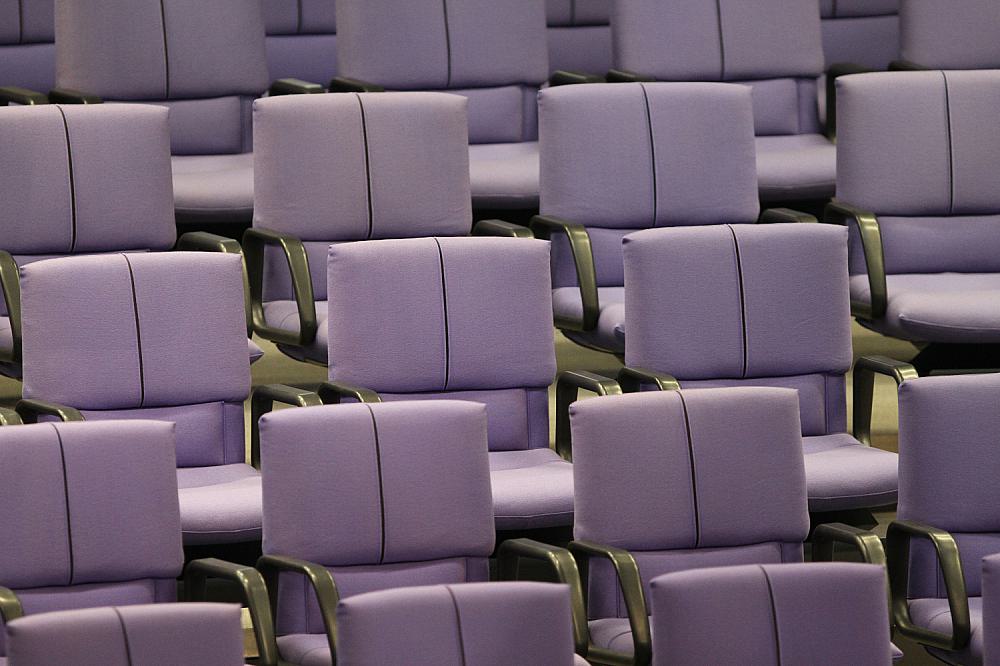 Leere Abgeordnetenstühle im Bundestag (Archiv)