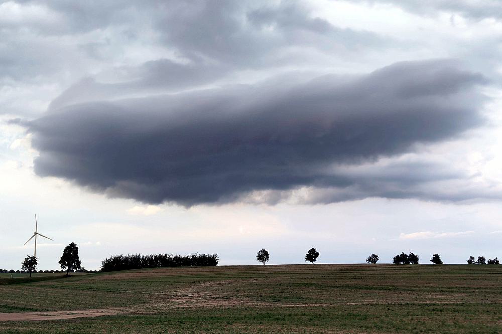 Unwetterwolke über einem Acker (Archiv)