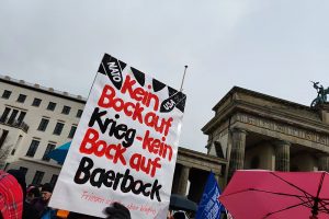 Demo gegen Waffenlieferungen an die Ukraine in Berlin