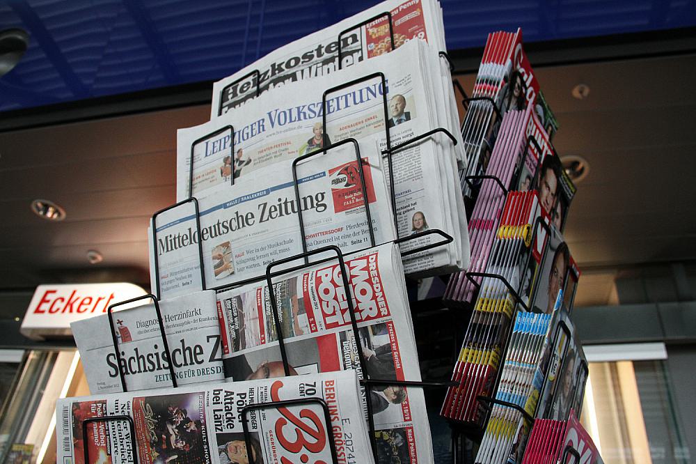 Zeitungen und Zeitschriften an einem Kiosk (Archiv)