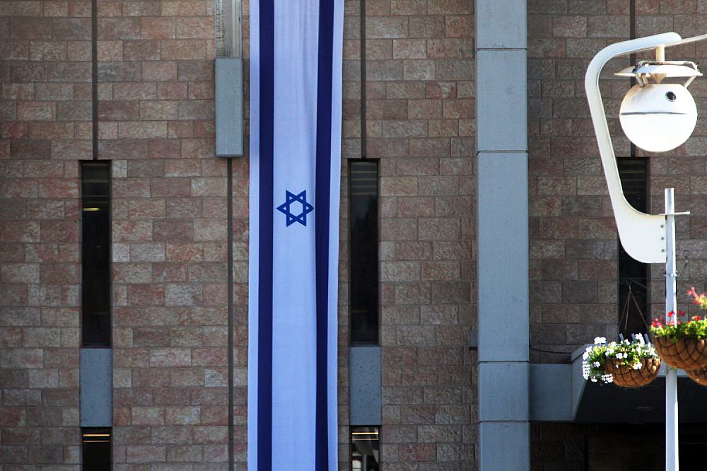 Israel-Flagge an der Knesset (Archiv)