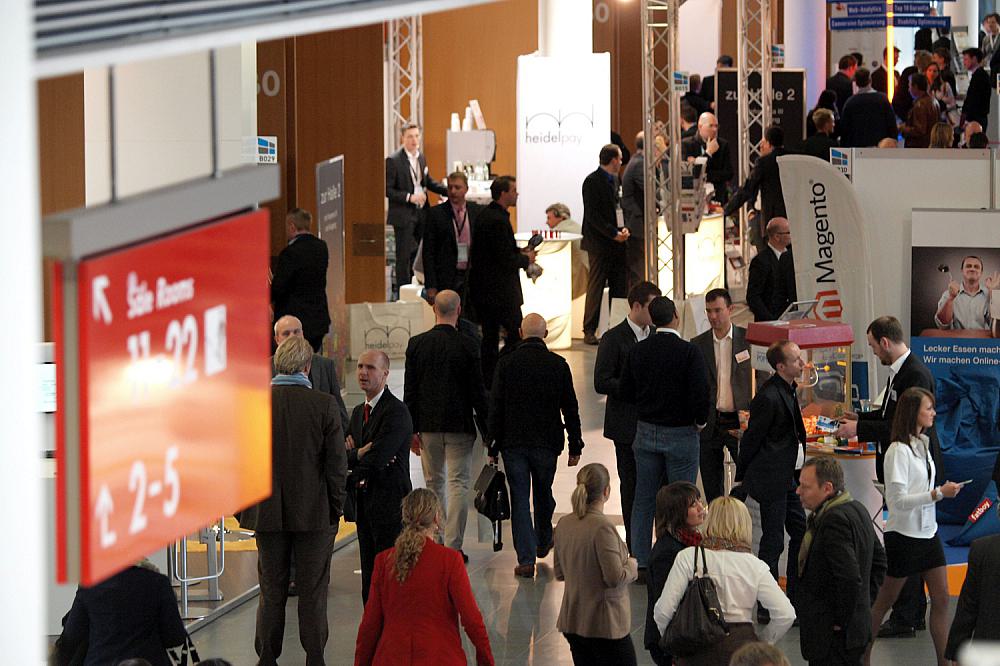 Besucher auf einer Messeausstellung in München