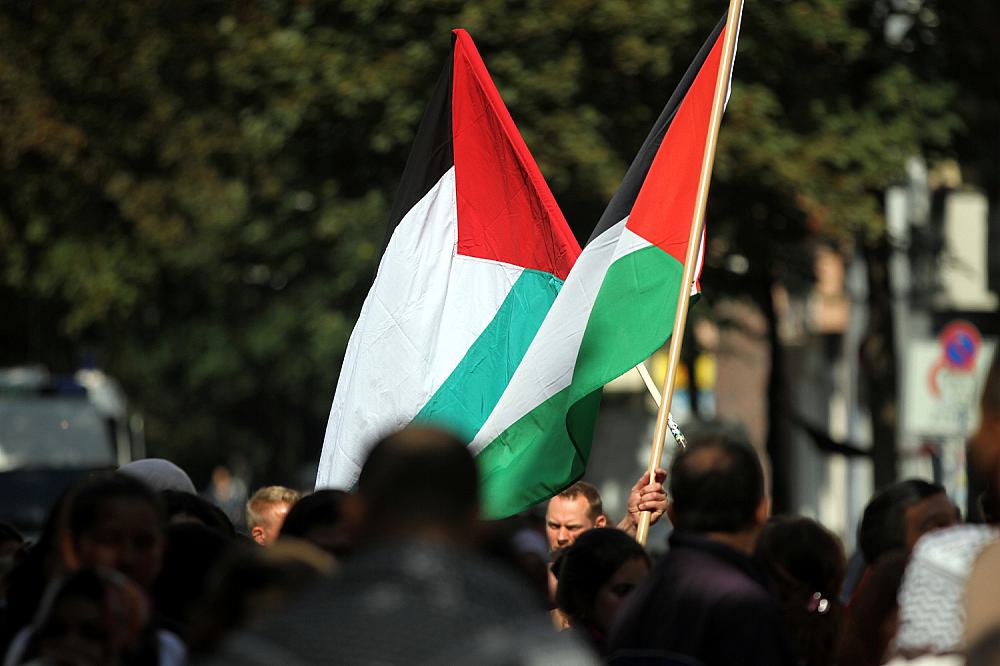 Palästinensische Fahne bei Demonstration in Berlin