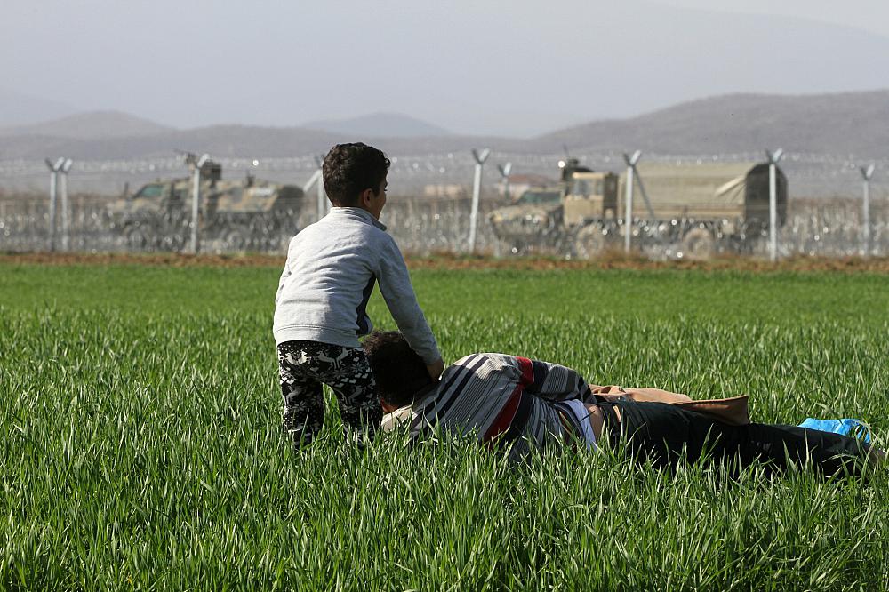 Flüchtlinge vor dem mazedonischen Grenzzaun (Archiv)