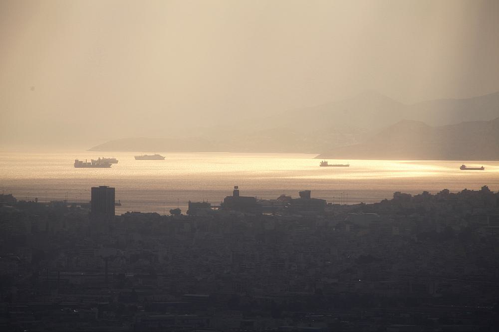 Containerschiffe vor der Küste von Griechenland bei Athen und Piräus (Archiv)