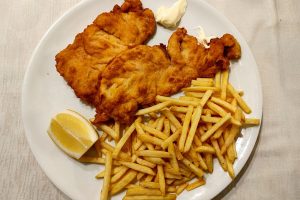 Pommes mit Wiener Schnitzel (Archiv)