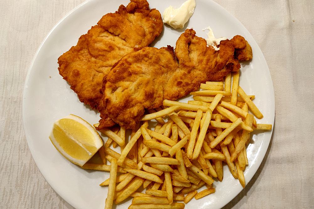 Pommes mit Wiener Schnitzel (Archiv)