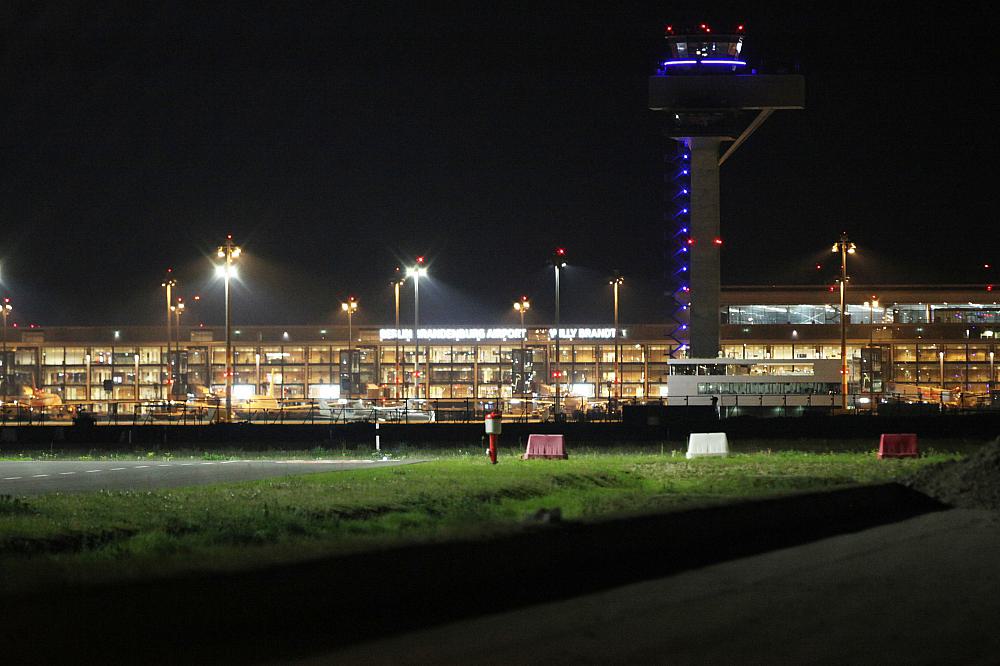 Flughafen BER bei Nacht (Archiv)