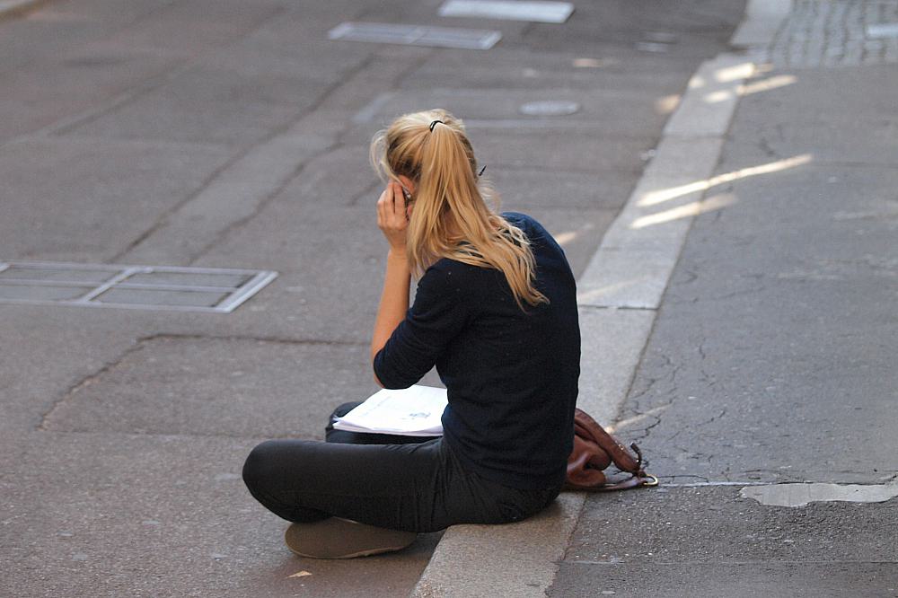 Junge Frau beim Telefonieren (Archiv)